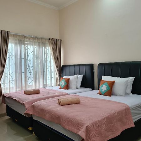 Ndalem Suryo Saptono Guest House Tugu Екстер'єр фото