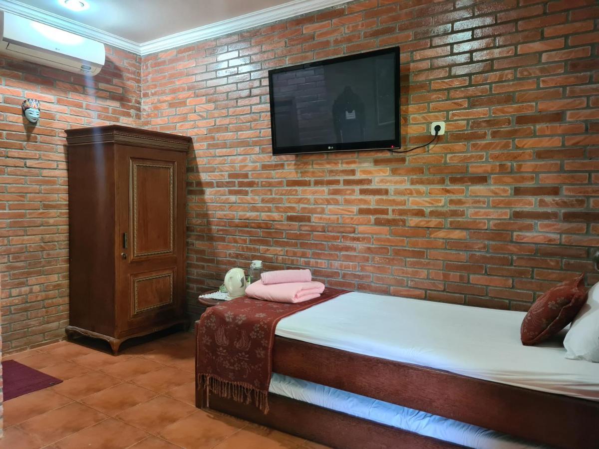 Ndalem Suryo Saptono Guest House Tugu Екстер'єр фото