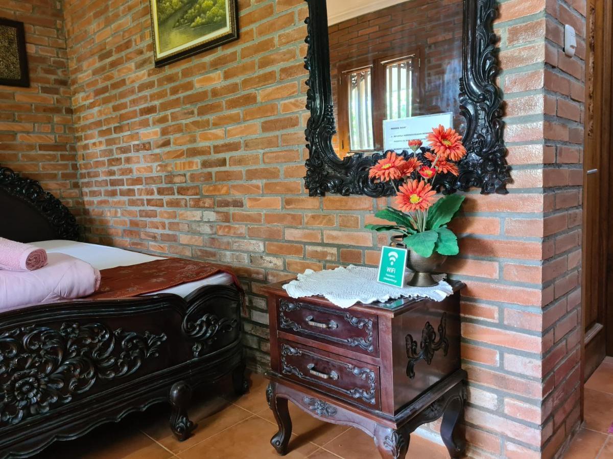 Ndalem Suryo Saptono Guest House Tugu Екстер'єр фото