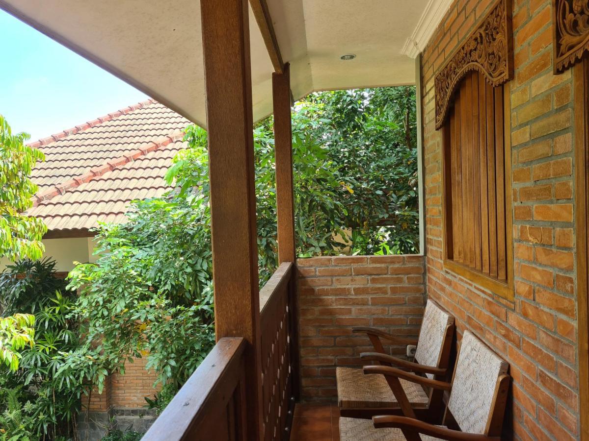 Ndalem Suryo Saptono Guest House Tugu Екстер'єр фото