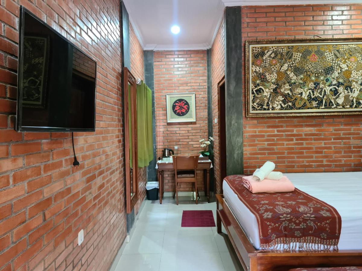Ndalem Suryo Saptono Guest House Tugu Екстер'єр фото
