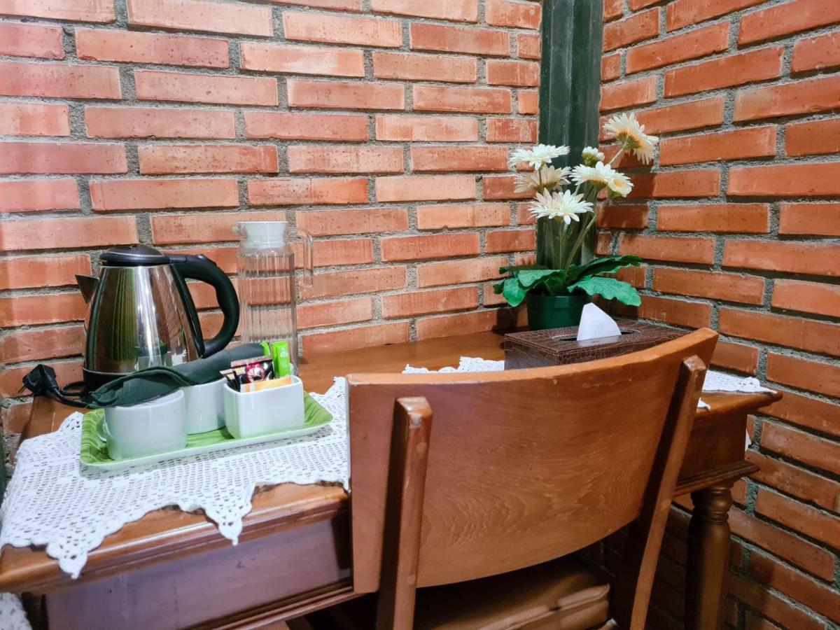 Ndalem Suryo Saptono Guest House Tugu Екстер'єр фото