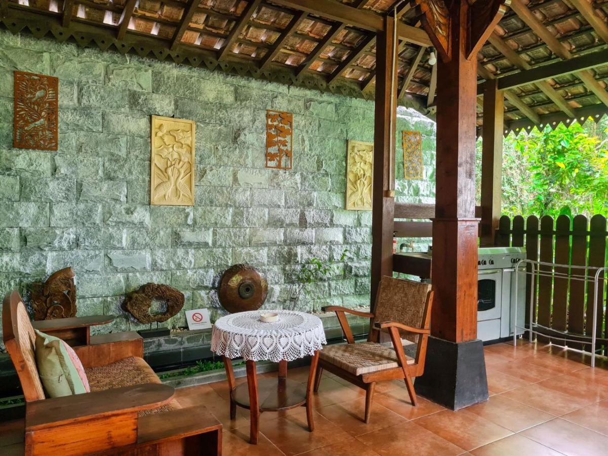 Ndalem Suryo Saptono Guest House Tugu Екстер'єр фото