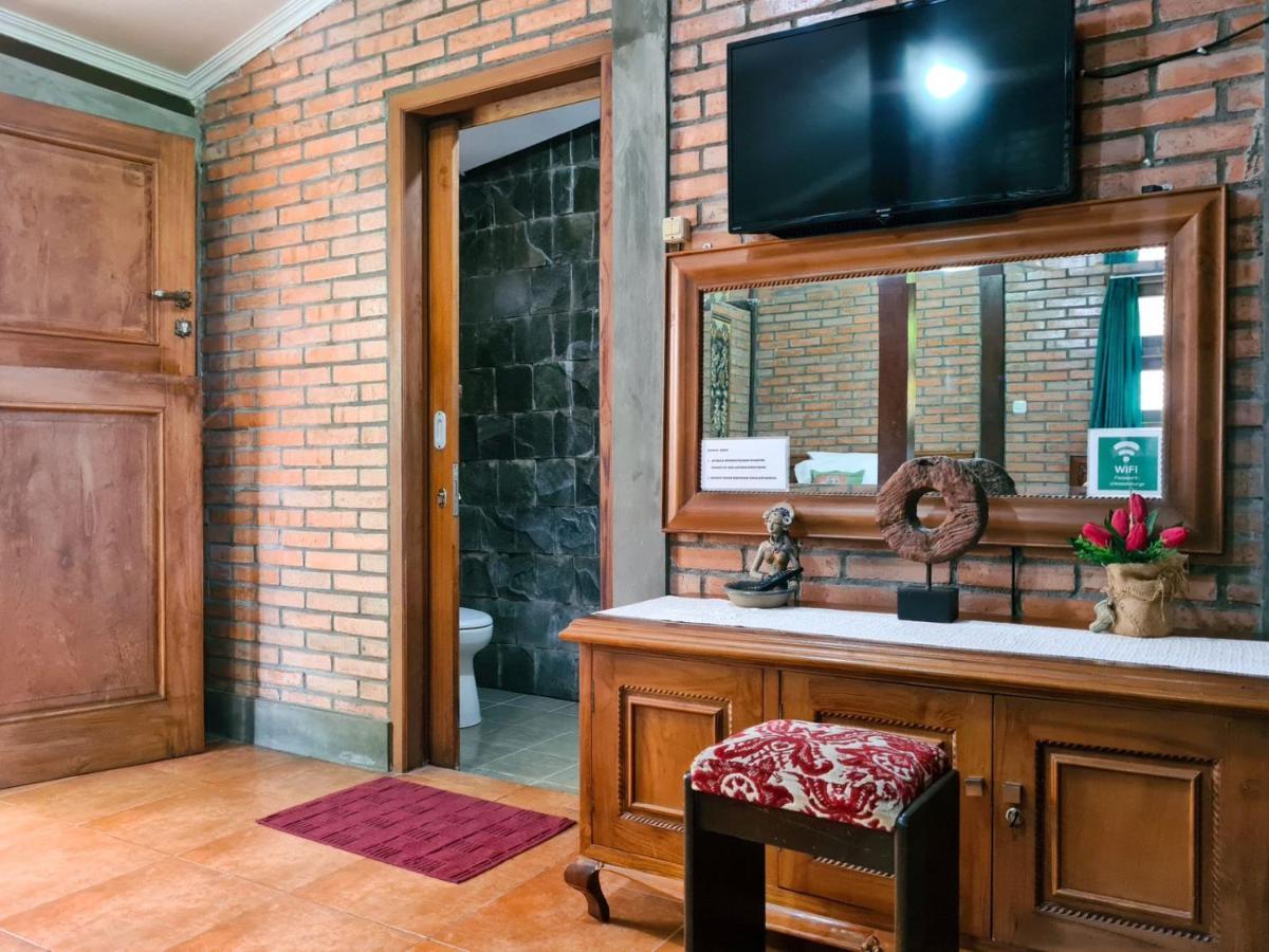 Ndalem Suryo Saptono Guest House Tugu Екстер'єр фото