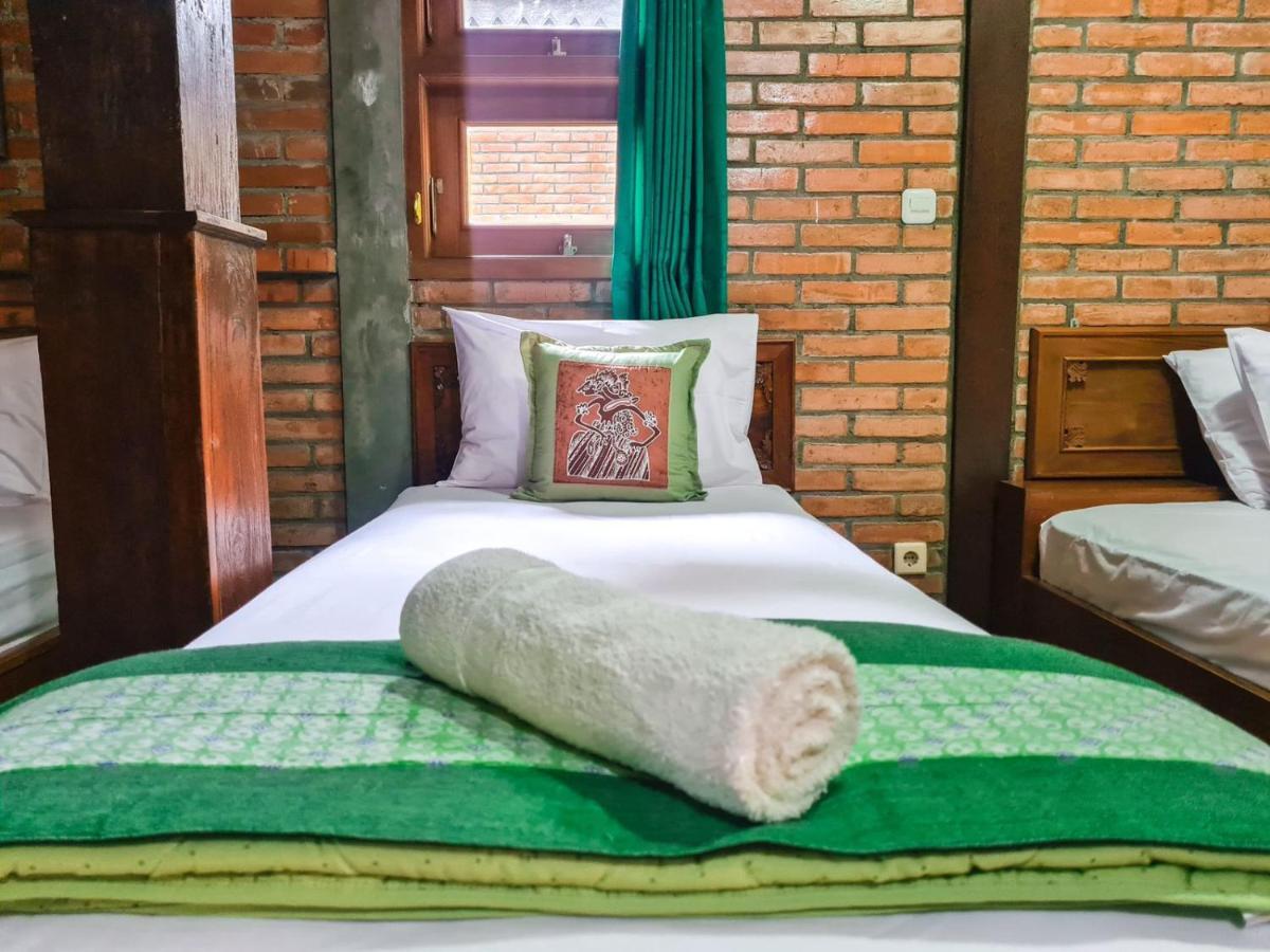 Ndalem Suryo Saptono Guest House Tugu Екстер'єр фото