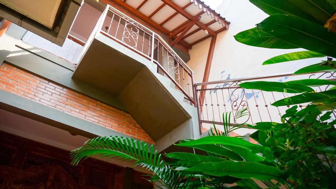Ndalem Suryo Saptono Guest House Tugu Екстер'єр фото