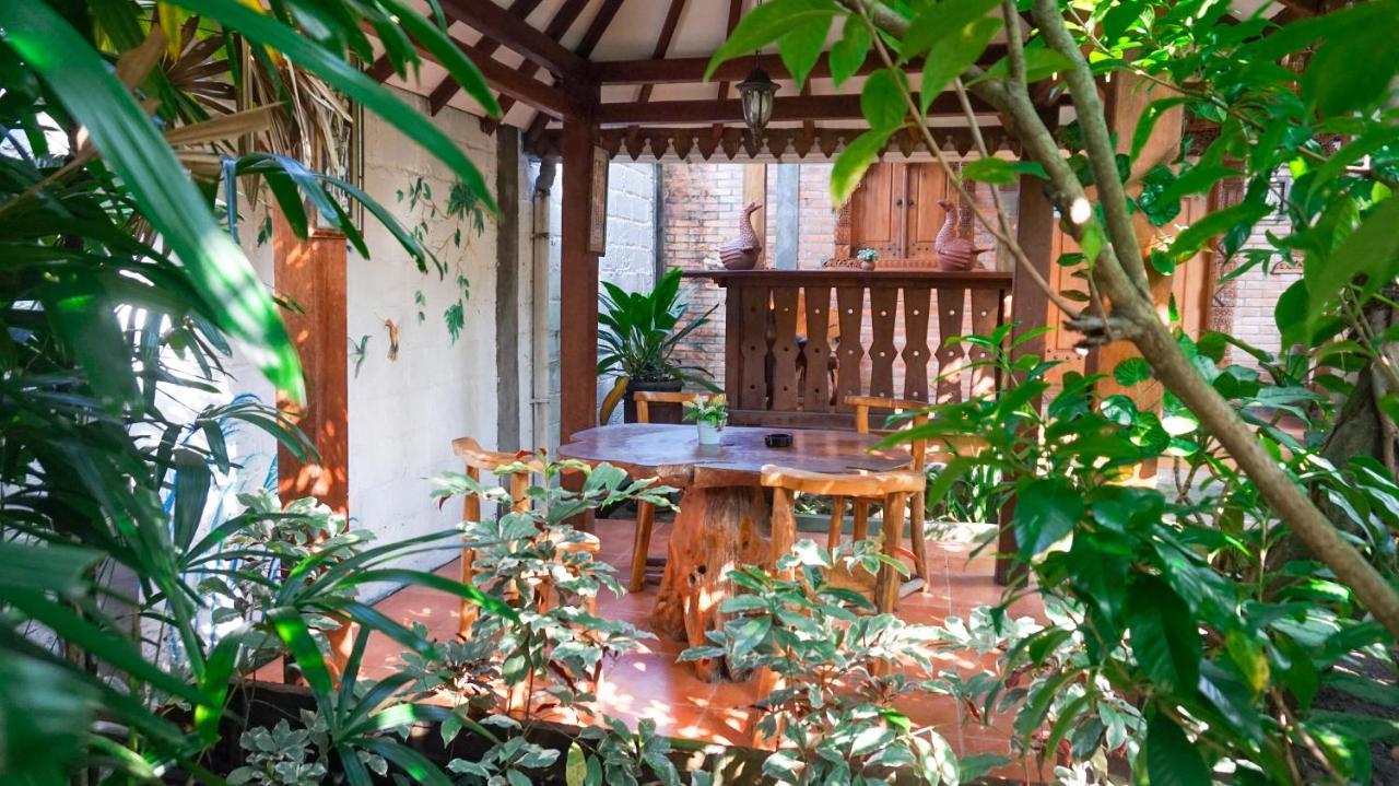 Ndalem Suryo Saptono Guest House Tugu Екстер'єр фото