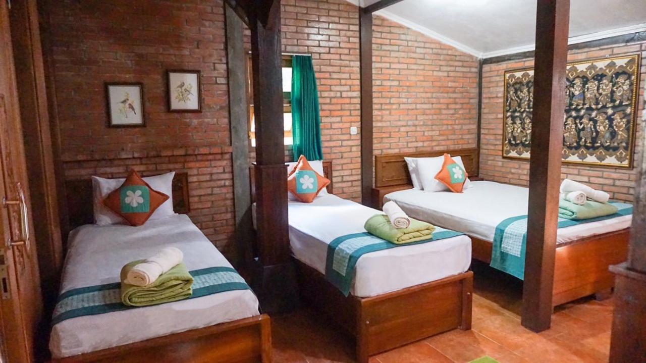 Ndalem Suryo Saptono Guest House Tugu Екстер'єр фото