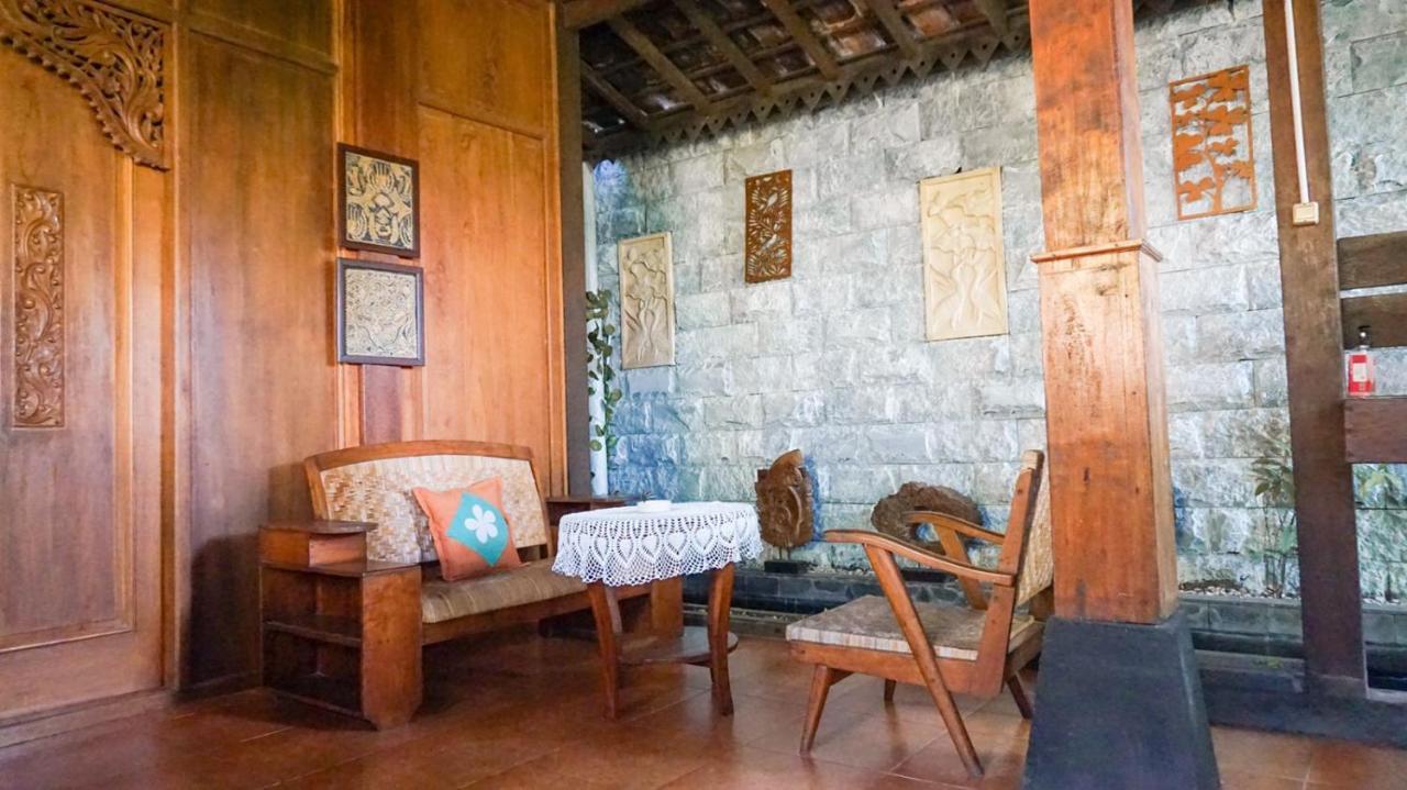 Ndalem Suryo Saptono Guest House Tugu Екстер'єр фото