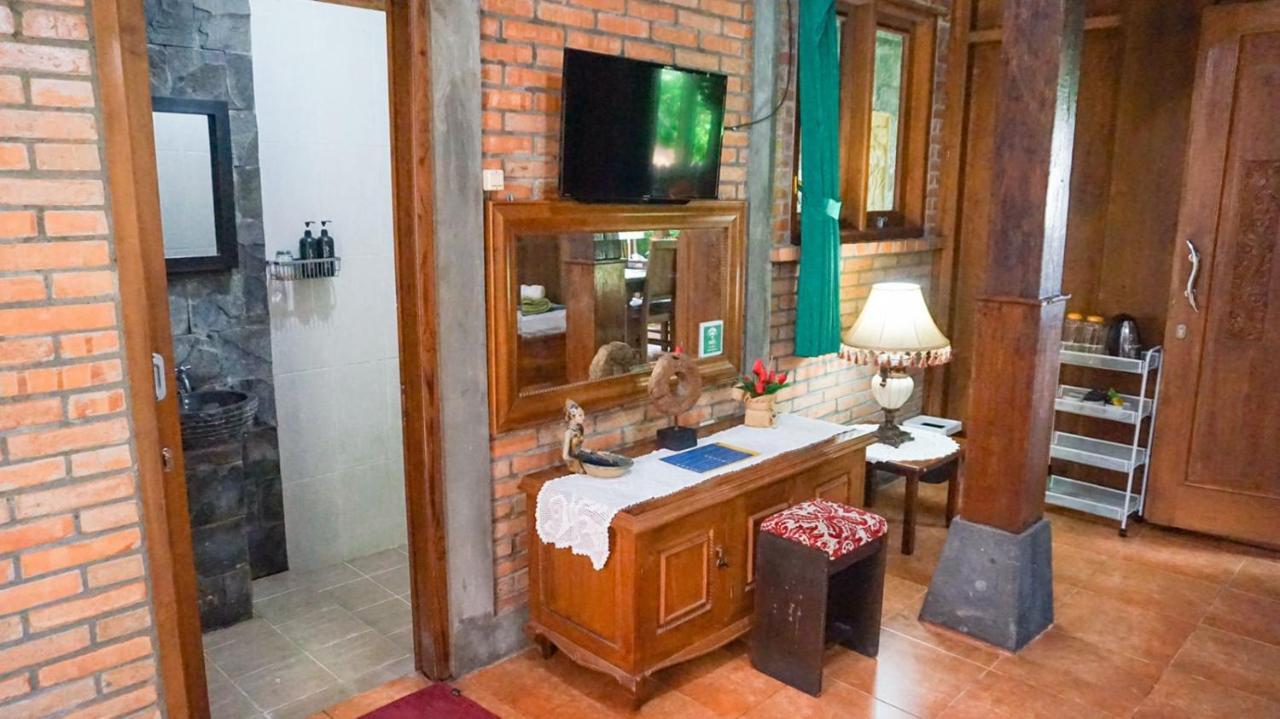 Ndalem Suryo Saptono Guest House Tugu Екстер'єр фото