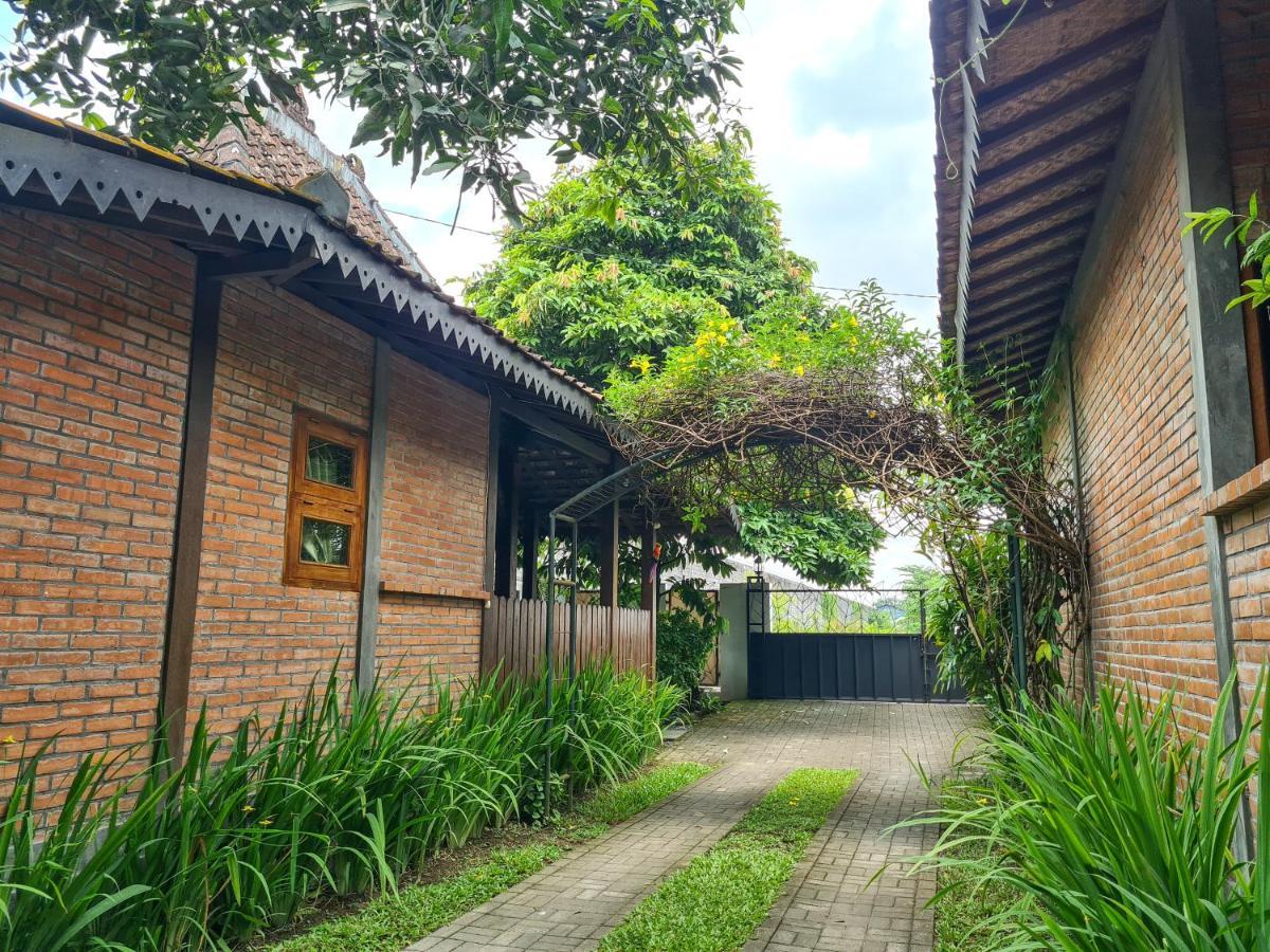Ndalem Suryo Saptono Guest House Tugu Екстер'єр фото
