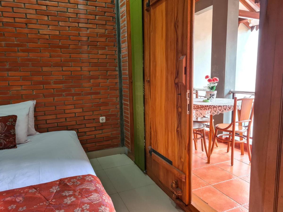 Ndalem Suryo Saptono Guest House Tugu Екстер'єр фото