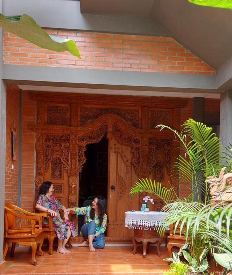 Ndalem Suryo Saptono Guest House Tugu Екстер'єр фото