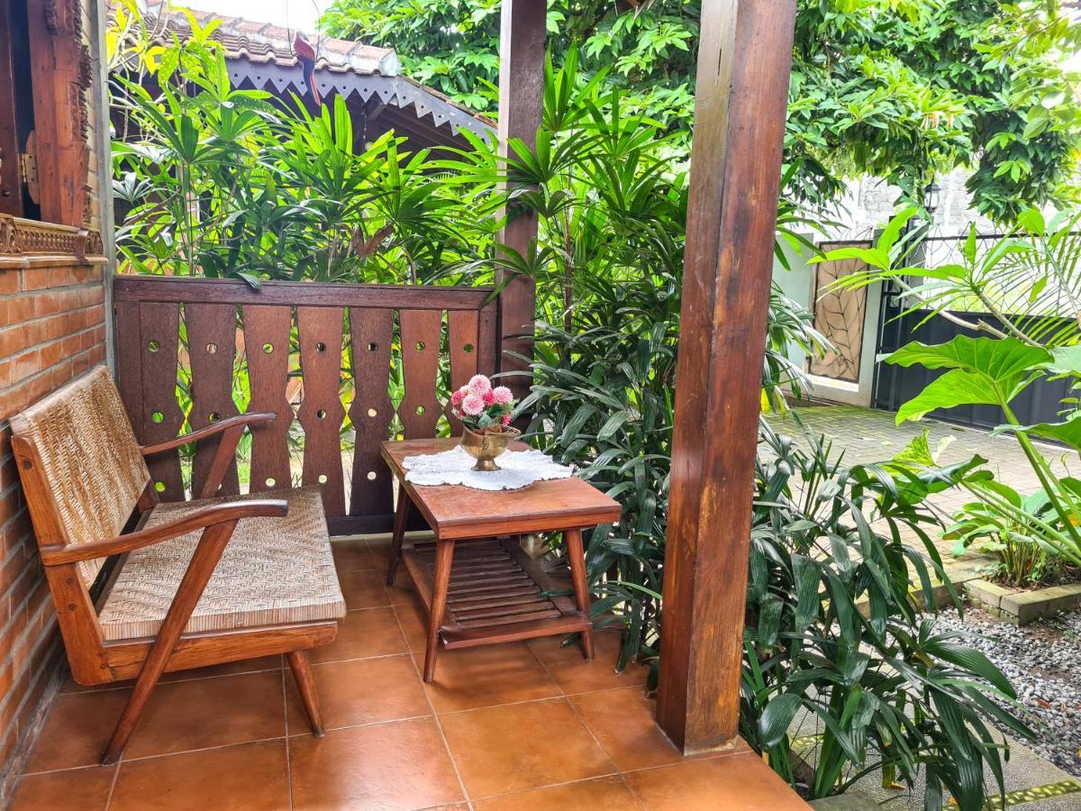 Ndalem Suryo Saptono Guest House Tugu Екстер'єр фото