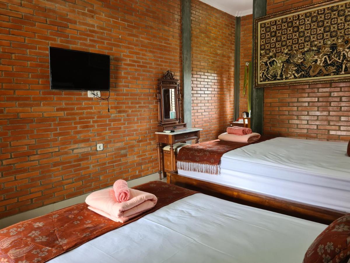 Ndalem Suryo Saptono Guest House Tugu Екстер'єр фото