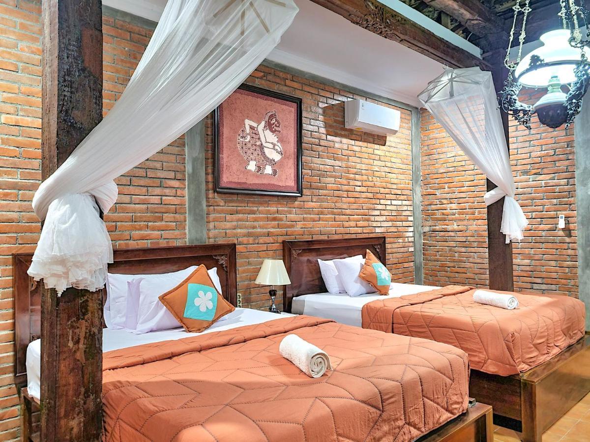 Ndalem Suryo Saptono Guest House Tugu Екстер'єр фото