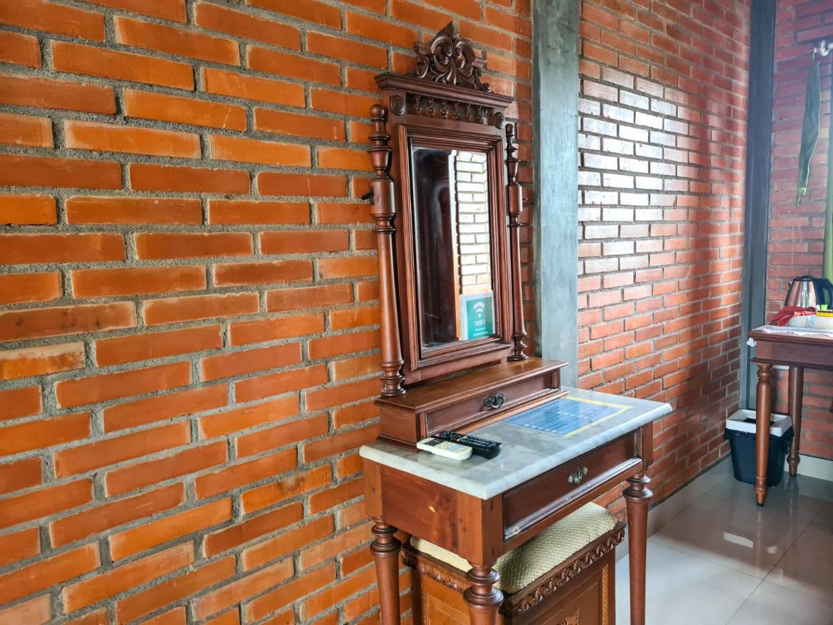 Ndalem Suryo Saptono Guest House Tugu Екстер'єр фото