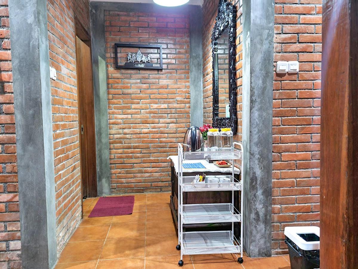 Ndalem Suryo Saptono Guest House Tugu Екстер'єр фото
