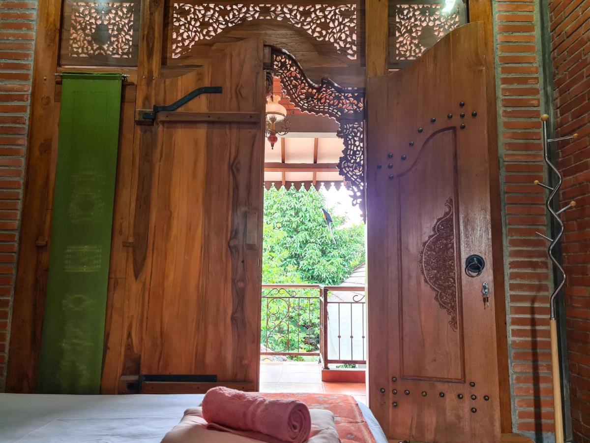 Ndalem Suryo Saptono Guest House Tugu Екстер'єр фото