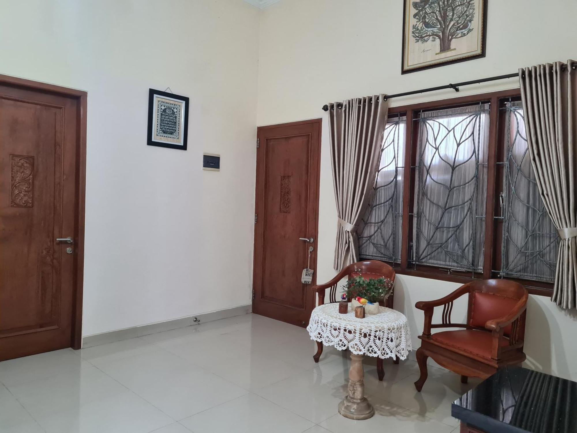 Ndalem Suryo Saptono Guest House Tugu Екстер'єр фото