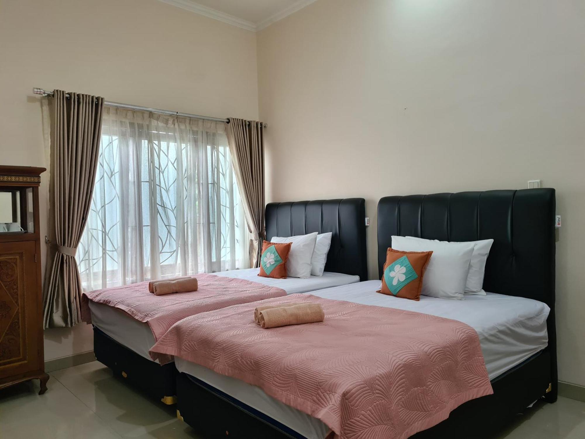 Ndalem Suryo Saptono Guest House Tugu Екстер'єр фото