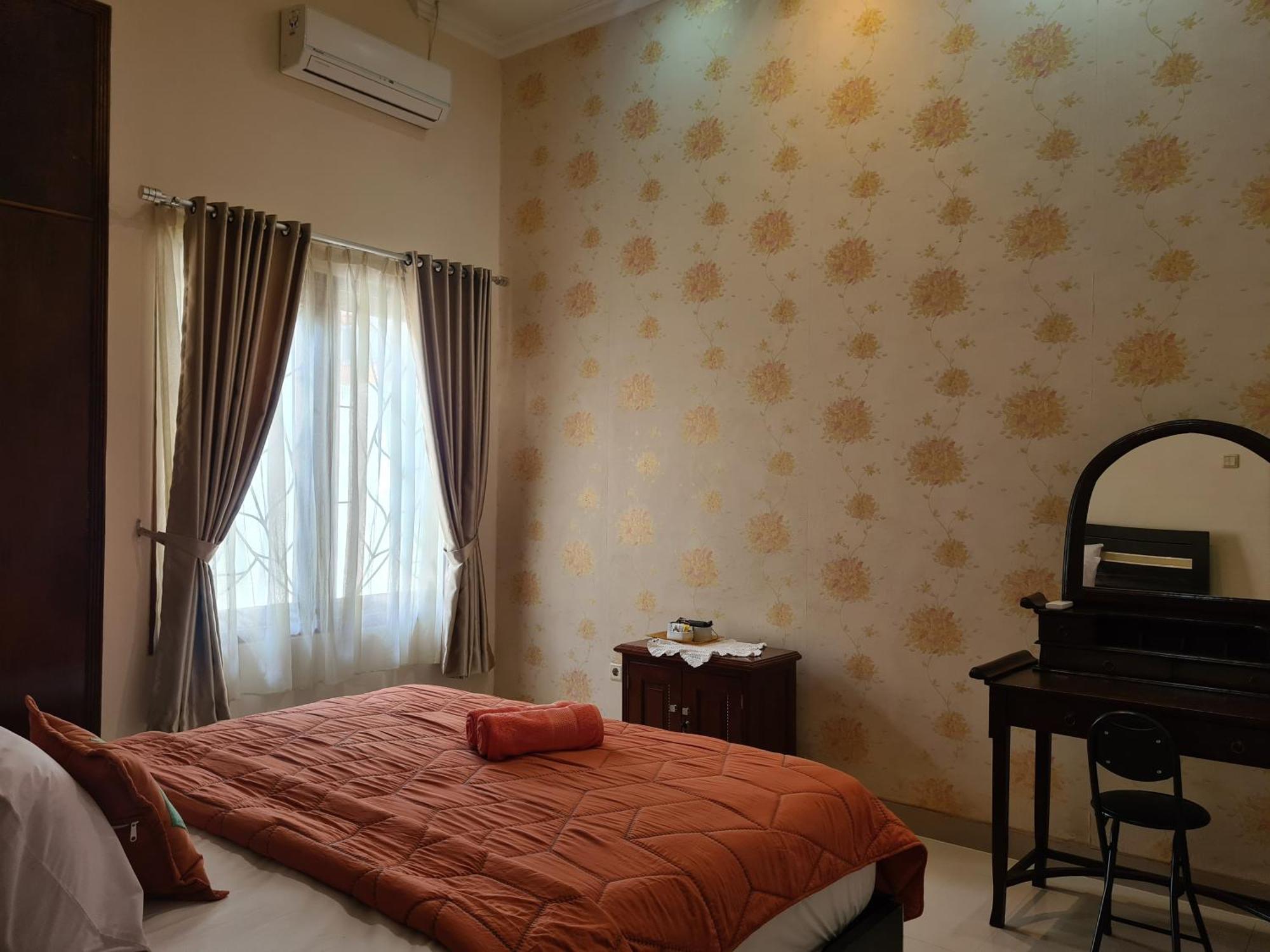 Ndalem Suryo Saptono Guest House Tugu Екстер'єр фото
