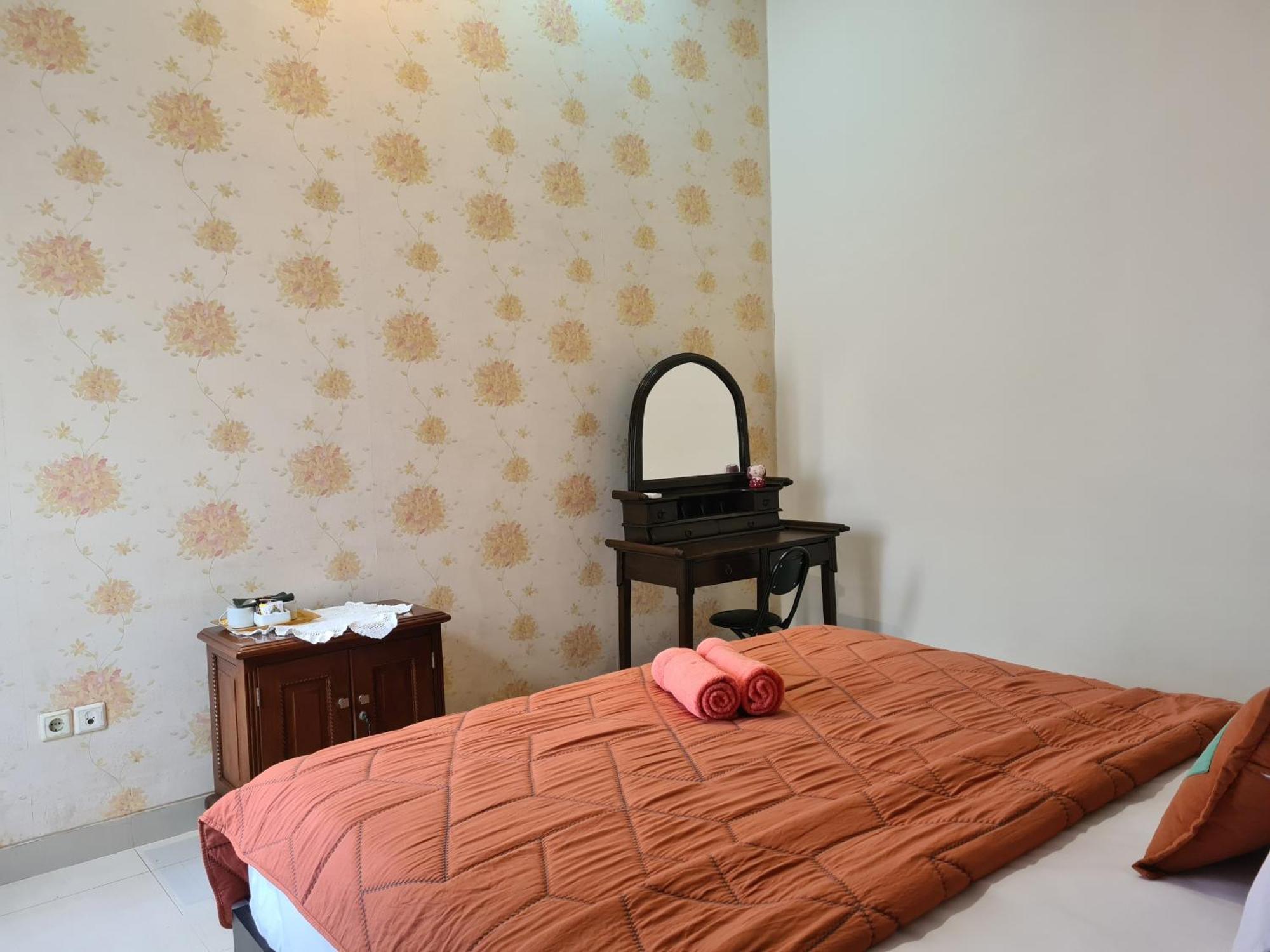 Ndalem Suryo Saptono Guest House Tugu Екстер'єр фото