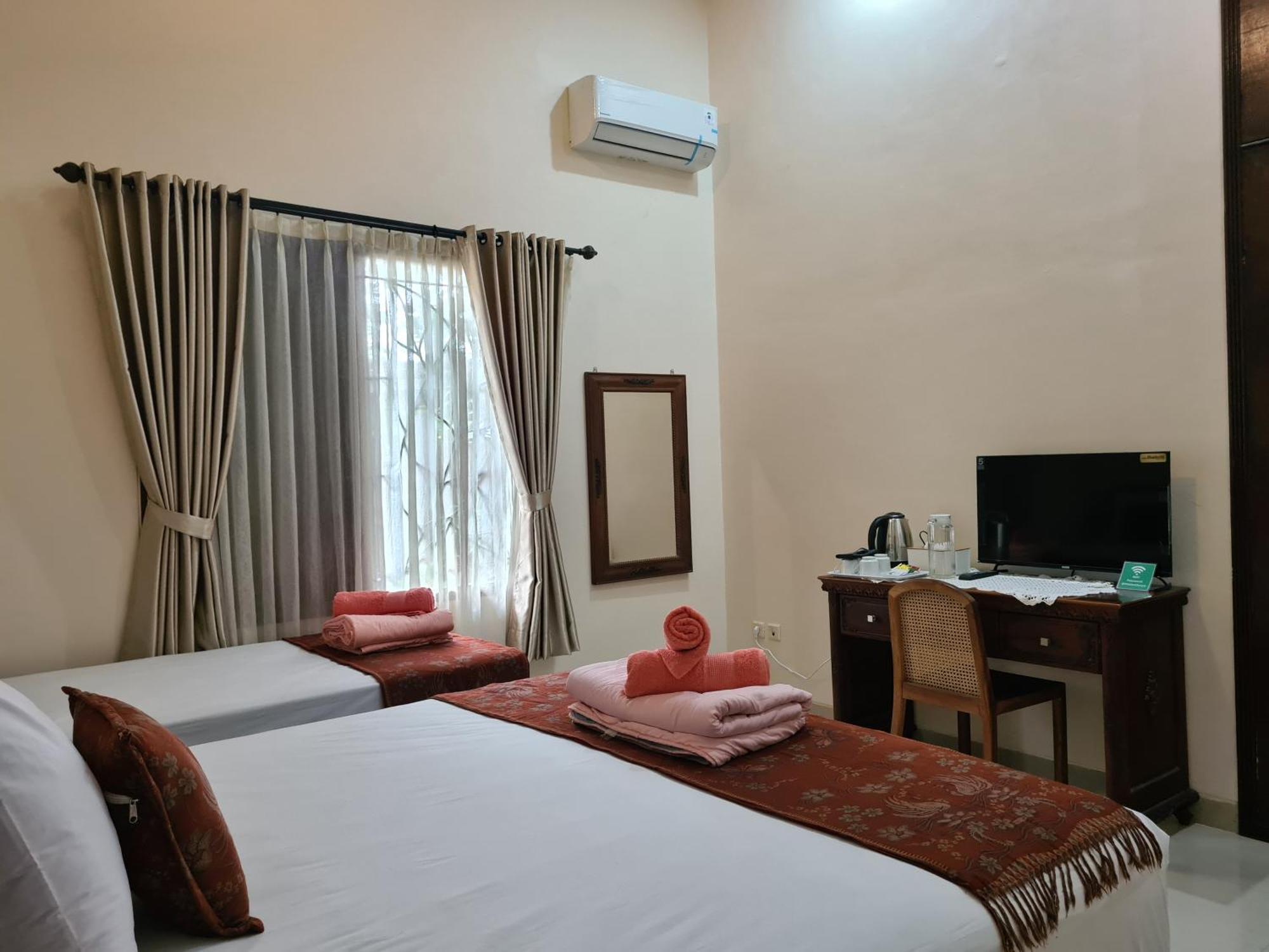 Ndalem Suryo Saptono Guest House Tugu Екстер'єр фото