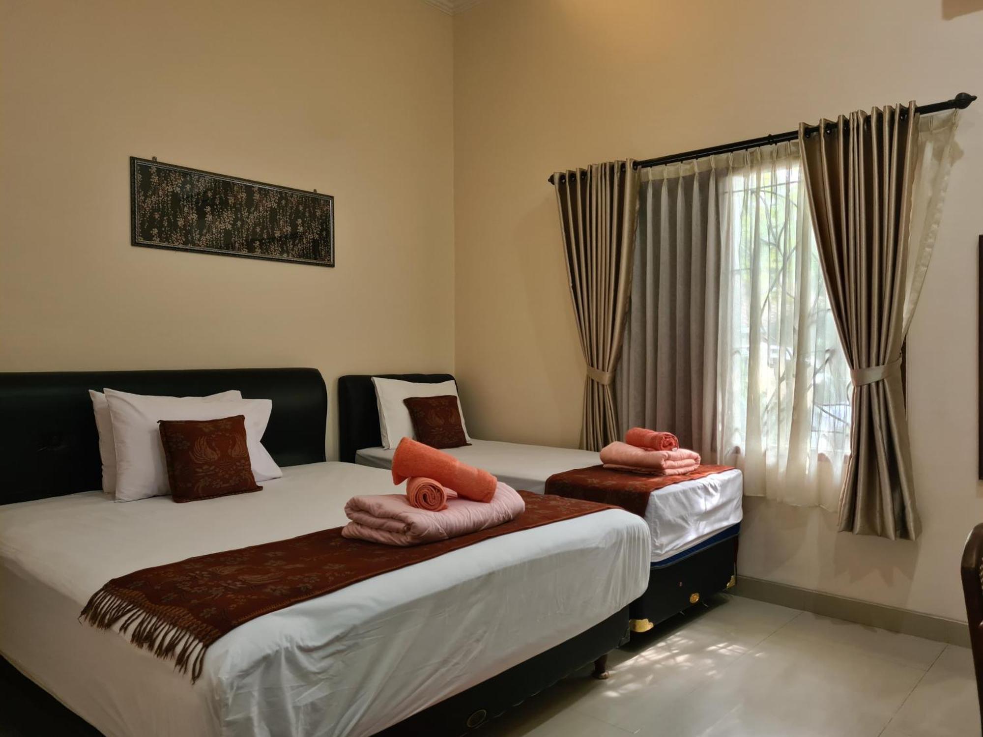 Ndalem Suryo Saptono Guest House Tugu Екстер'єр фото