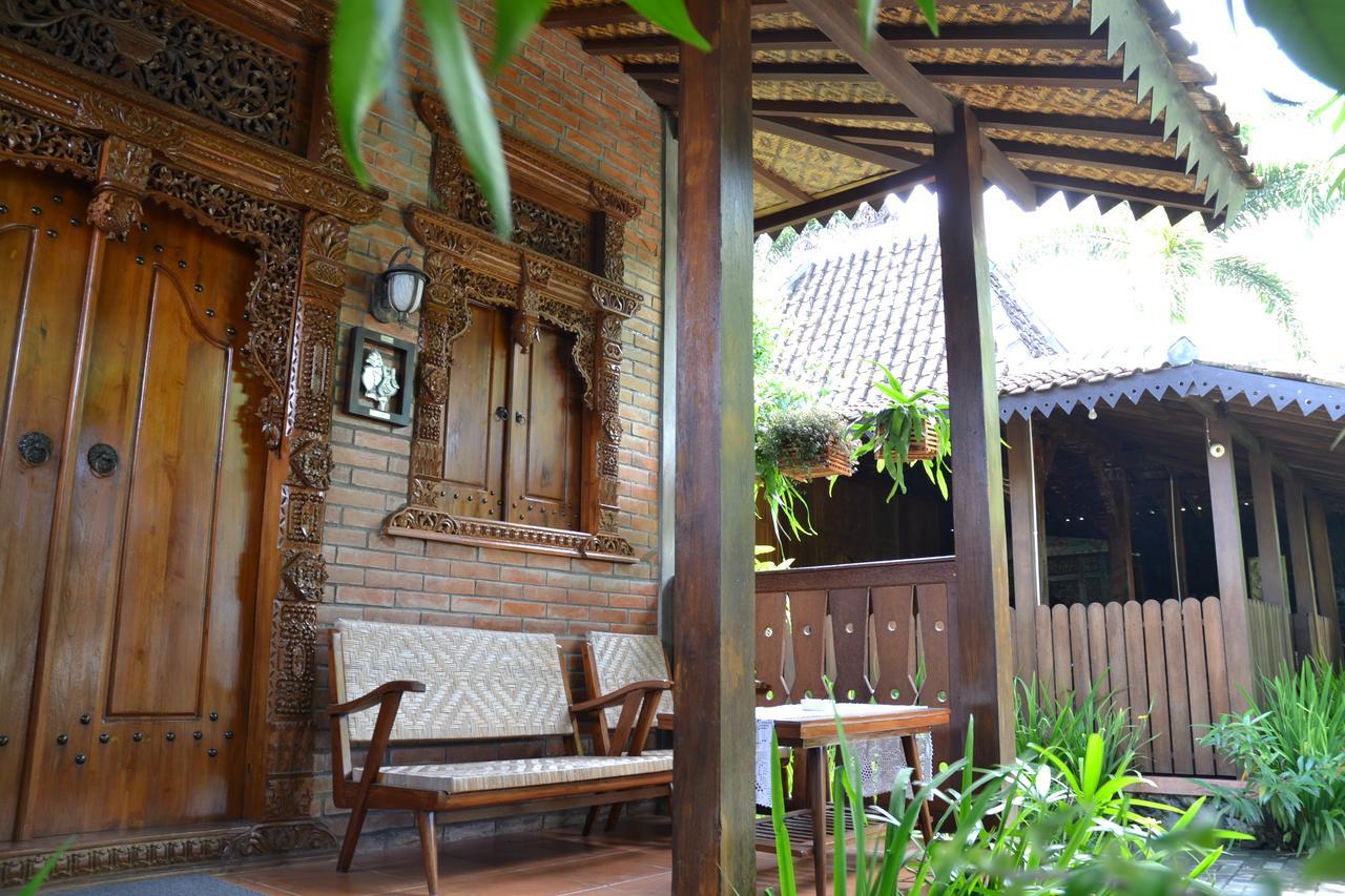 Ndalem Suryo Saptono Guest House Tugu Екстер'єр фото